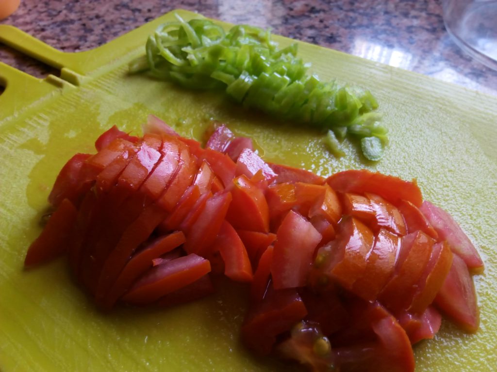 トマトとピーマンの下準備